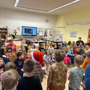 Děti z 1. B hrají a zpívají MŠ